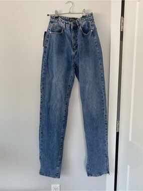 PrettyLittleThing Classic High Rise Straight Jeans in Blue Denim